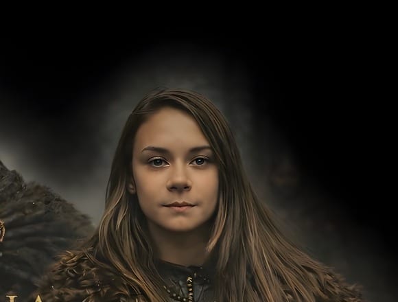 Antaya, jeune fille aux longs cheveux châtains, en fourrure et cuir, le regard droit
