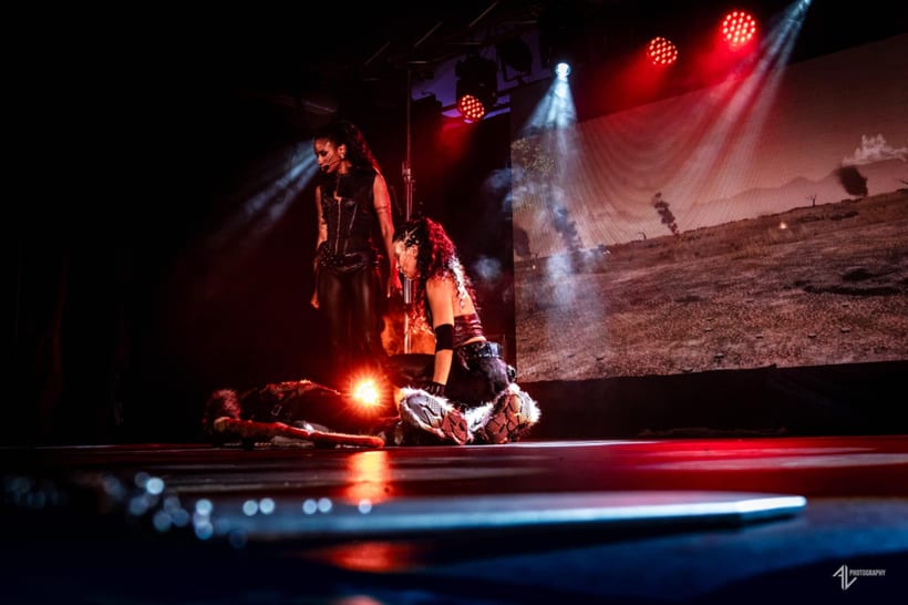 Scène de plateau : deux artistes devant l'écran LED géant sous les projecteurs, extrait de La Vallée de Dana